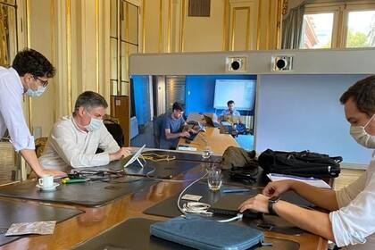 Los técnicos italianos instalando los sistemas de telepresencia en la Casa Rosada