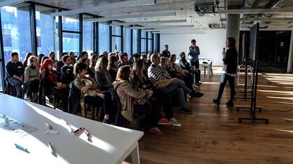 Los temas que se manejan son globales y están definidos de antemano