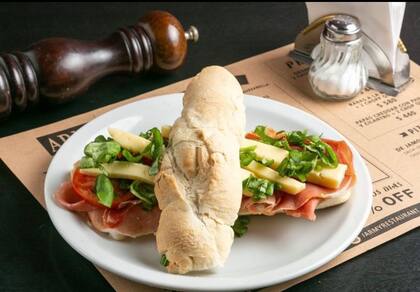 Los tentadores platos de Army llevan 25 años despachándose desde una esquina icónica de Caballito