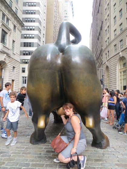 Los testículos del toro de Wall Street son frotados por los turistas