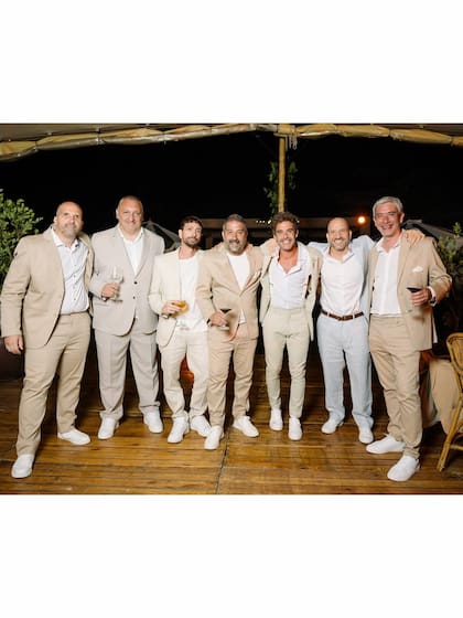 Los testigos del novio estuvieron a tono con él, todos en colores neutros
Fotos: @mauriciogaray_