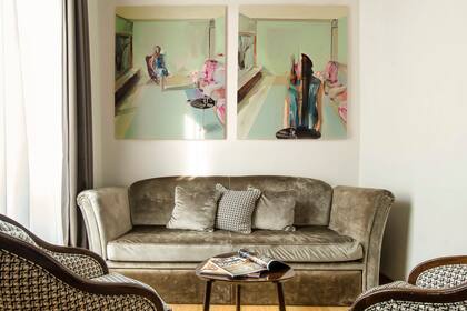 Los textiles inigualables de Dedar Milano hacen la diferencia en los livings y habitaciones. El díptico de Andrea Pinchi es parte de una de las muestras 