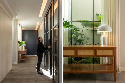 Los textiles tienen un rol protagónico en el interiorismo, y fue algo en lo que la propietaria participó para elegir junto al estudio.