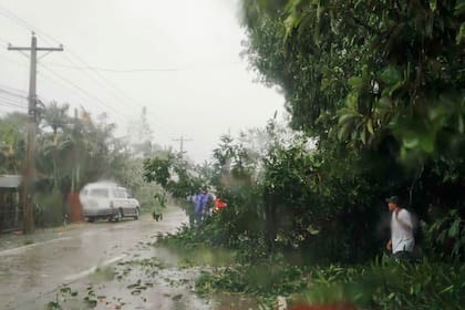 Los tifones, ráfagas de viento con intensas lluvias, son habituales en Filipinas; cuando se avecina uno, postergan los partidos de la liga.