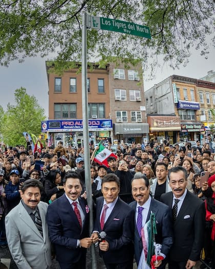 Los Tigres del Norte durante una presentación en vivo, reflejando su compromiso con la evolución musical y la conexión con su audiencia