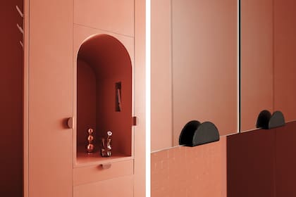 Los tiradores son iguales a los vistos en la estructura de vidrio que divide el dormitorio.