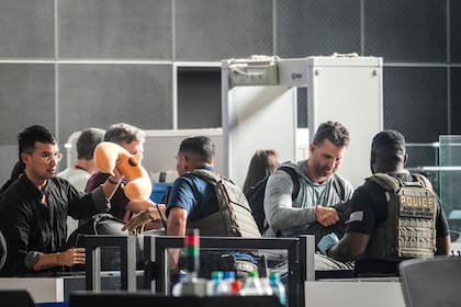 Los titulares de los pasaportes bajo el programa que deben pagar la tarifa diferenciada solo pueden entrar a EE.UU. a través de aeropuertos comerciales o ubicaciones de pre-autorización de la CBP