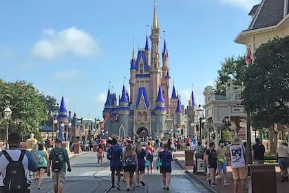 Los titulares de pases anuales de Disney pueden echar un vistazo a los cambios inspirados en el coronavirus dentro del Magic Kingdom