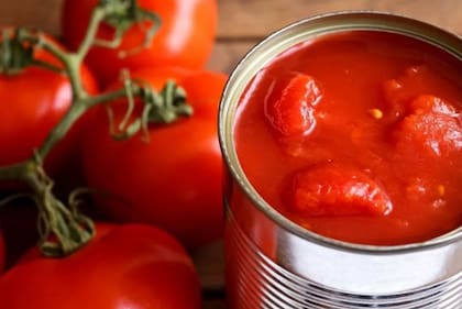 Los tomates enlatados son un buen ejemplo de un alimento procesado sano.