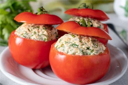 Los tomates rellenos se comen en primavera y verano por su facilidad y frescura; en Navidad y Año Nuevo son igual de populares