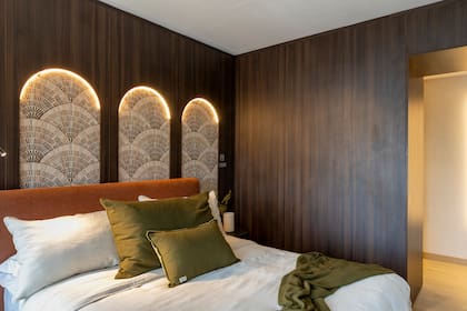 Los tonos de maderas oscuras en dormitorios con mucha calidez y personalidad.