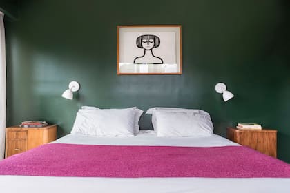 Los tonos plenos también se utilizaron en las paredes de los cuartos. En el dormitorio principal predomina el verde oscuro y entra en contraste con la elección de los colores de los textiles.