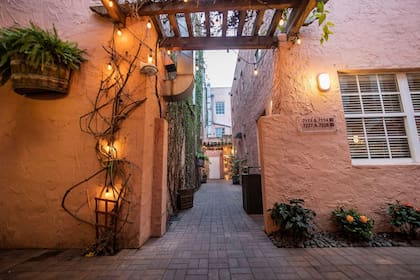 Los tonos rosados y luces cálidas son característicos en las fachadas de Española Way