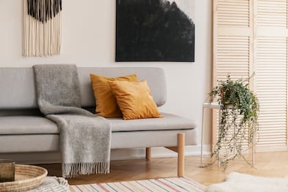 Los tonos sobrios garantizan que las obras de arte y los muebles antiguos destaquen