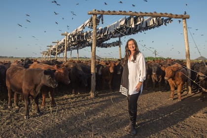 Los Torchio-Grobocopatel tienen dos mil cabezas de ganado Angus. En la foto, Andrea en el feedlot del campo "La Familia", con más de doscientas vacas.