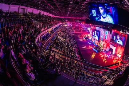 Los torneos de eSports convocan a millones de personas; los jugadores profesionales tienen equipos de asistencia similares a los de fútbol, basket u otros deportes