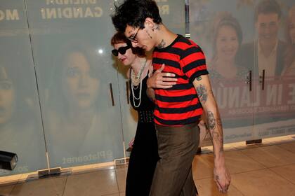 Los tortolitos caminaron sonrientes del brazo y no esquivaron ni las miradas curiosas ni los flashes. La obra de Santiago Moncada, protagonizada por Casán, Graciela Dufau, Thelma Biral, Nora Cárpena y María Leal también se presenta en el Multitabarís