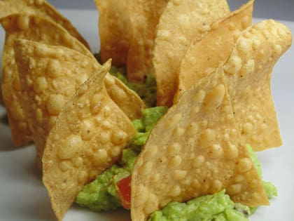 Los totopos son tortilla frita, perfectos para acompañar el guacamole