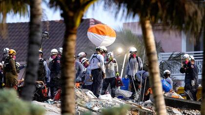 Los trabajadores de búsqueda y rescate buscan sobrevivientes entre los escombros en el sitio del derrumbe del edificio Champlain Towers South Condo en Surfside el miércoles 29 de junio de 2021. DAVID SANTIAGO DSANTIAGO@MIAMIHERALD.COM