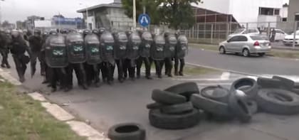 Los trabajadores de la planta de neumáticos Fate realizaron un corte en la Panamericana por 900 despidos