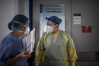 Los trabajadores de la salud en la sala Covid-19 del hospital Curry Cabral en Lisboa el 18 de noviembre de 2020