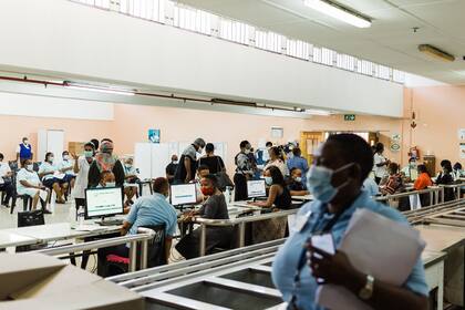 Los trabajadores de la salud esperan registrarse en un sitio de vacunación para recibir una dosis de la vacuna de Johnson & Johnson contra el coronavirus mientras Sudáfrica continúa con su campaña de inoculación en el Hospital Prince Mshiyeni en Umlazi, el 18 de febrero de 2021