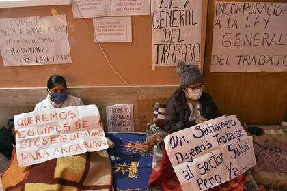 Los trabajadores de la salud realizan una huelga de hambre exigiendo suministros de protección de bioseguridad para enfrentar la pandemia del coronavirus durante el bloqueo impuesto por el gobierno, en La Paz, el 27 de mayo de 2020