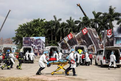 Los trabajadores de rescate participan en un simulacro de respuesta de emergencia en la ciudad de Nuevo Taipei el 14 de julio de 2022. 