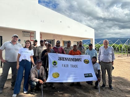 Los trabajadores de Zamora Citrus junto con la familia