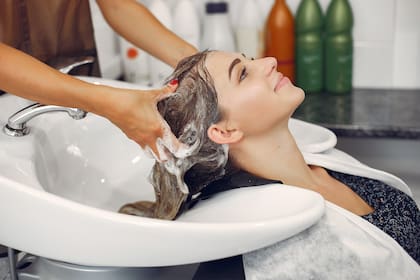 Los trabajadores dedicados al lavado de cabello registraron el sueldo promedio anual más bajo, con US$31.980