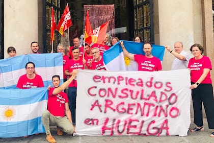 Los trabajadores del consulado argentino en Barcelona cuando estuvieron en conflicto el año pasado
