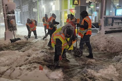 Los trabajadores del Departamento de Saneamiento de Nueva York pueden ganar hasta US$45 por hora