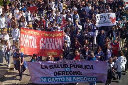 Los trabajadores del Hospital Garrahan hicieron una abrazo solidario y se manifestaron en contra de los salarios por la línea de pobreza.
