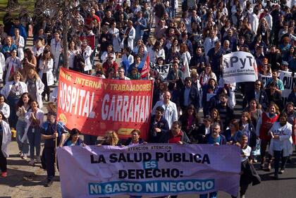 Los trabajadores del Hospital Garrahan hicieron una abrazo solidario y se manifestaron en contra de los salarios por la linea de pobreza