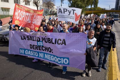Los trabajadores del Hospital Garrahan hicieron una abrazo solidario y se manifestaron en contra de los salarios por la linea de pobreza. De no tener respuestas van a realizar un paro la semana próxima.