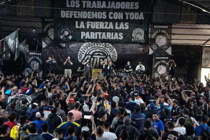 Los trabajadores del neumático celebraron el acuerdo salarial en Pilar, el año pasado