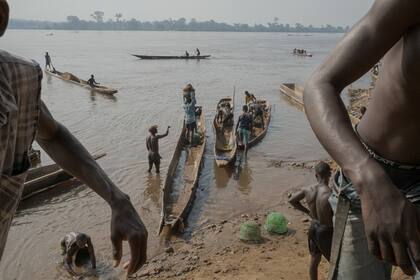 Los trabajadores descargan arena extraída del fondo del río Oubangui en Bangui, la capital de la República Centroafricana, el 5 de noviembre de 2022. (Mauricio Lima/The New York Times)