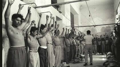 Los trabajadores eran inspeccionados a ambos lados de la frontera entre México y Estados Unidos. Aquí, en un centro de procesamiento en Monterrey, México, en 1956