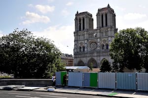 Notre Dame. Comenzaron las labores para limpiar el plomo en los alrededores