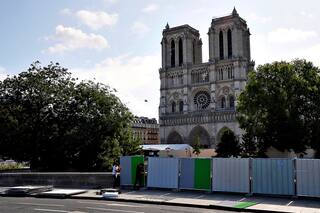 Notre Dame. Comenzaron las labores para limpiar el plomo en los alrededores