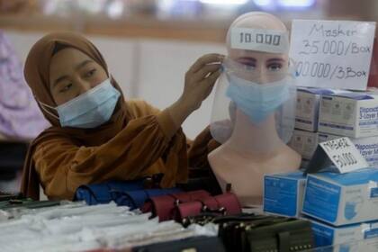 Los trabajadores más jóvenes, como esta vendedora de Yakarta, son vistos como la población clave para combatir el virus