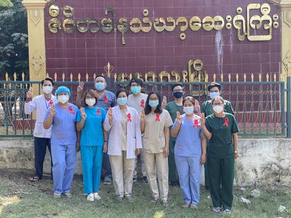 Los trabajadores médicos en Mandalay se unen a la campaña de desobediencia civil en protesta por el golpe militar del 3 de febrero.