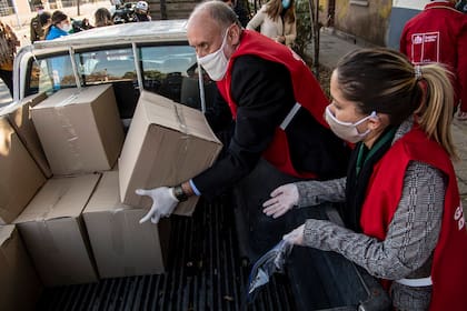 Los trabajadores municipales preparan la entrega de cajas con alimentos a familias económicamente afectadas durante la cuarentena obligatoria ordenada por el gobierno chileno debido a la pandemia de coronavirus, en Santiago, el 22 de mayo de 2020