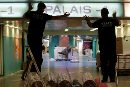 Los trabajadores preparan contrarreloj la entrada del Palacio del Festival para la inauguración de mañana