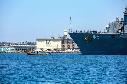 Los trabajadores que se desempeñan en los puertos del sur de California ven afectados sus salarios y empleos