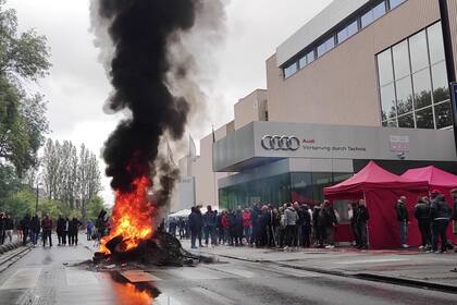 Los trabajadores quemaron neumáticos en el ingreso a la planta (captura de video)