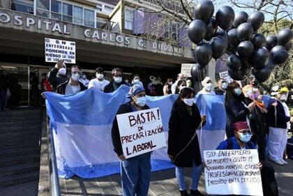 Los trabajadores sanitarios han protestado por las condiciones en las que prestan sus servicios.
