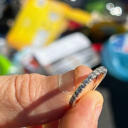 Los trabajadores se dieron a la tarea de ayudar a la propietaria del anillo de diamantes