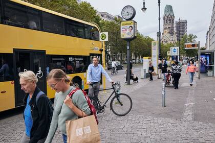 Los trabajadores se mezclan con los turistas en el centro de Berlín
