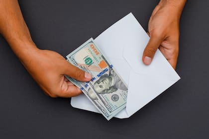 Los trabajadores solicitantes de visas H-2B tienen que pagar tres tarifas básicas